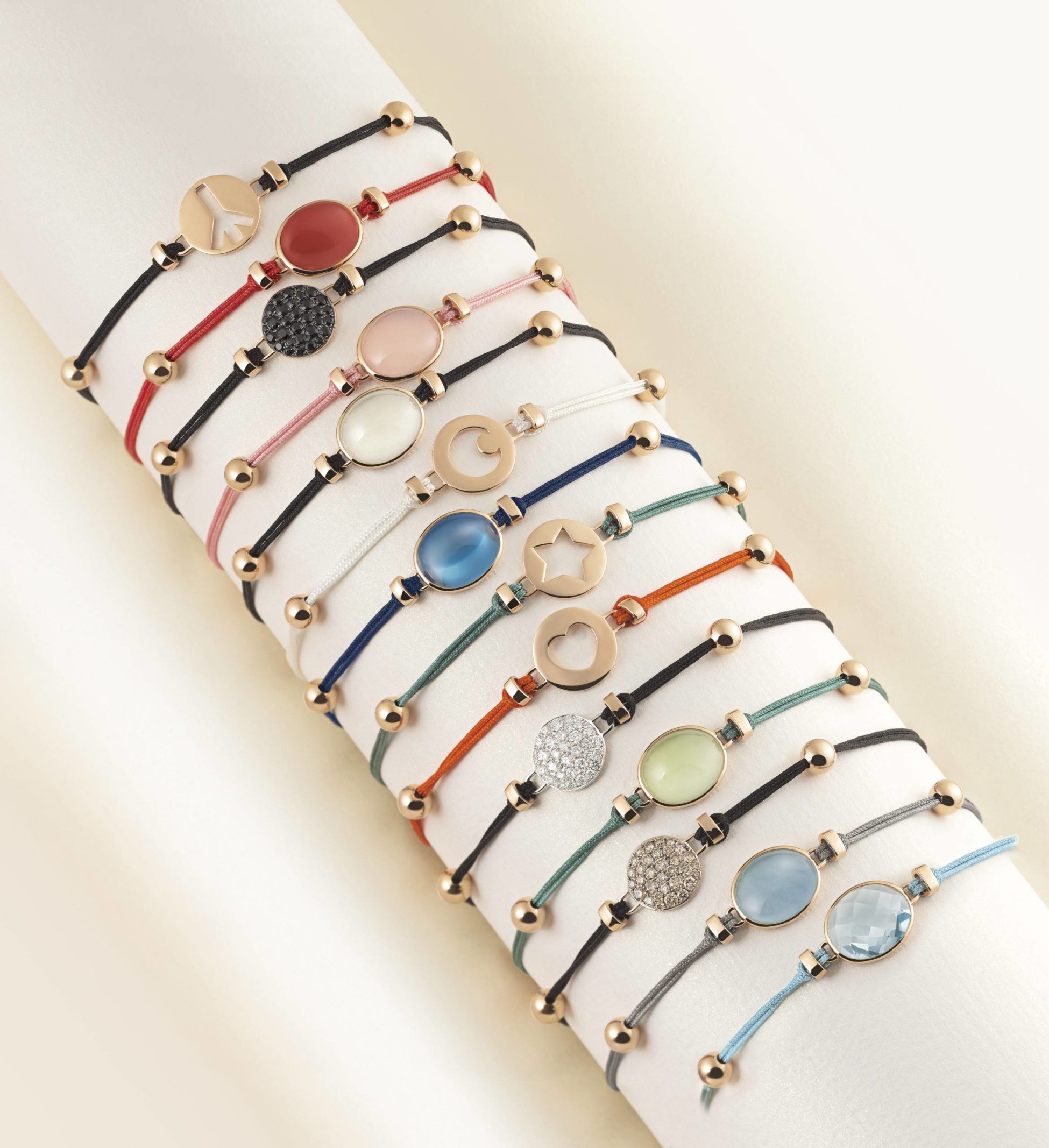 Trendige Farbkombinationen für Schmuck: Die neuesten Farbtrends und wie man sie kombiniert