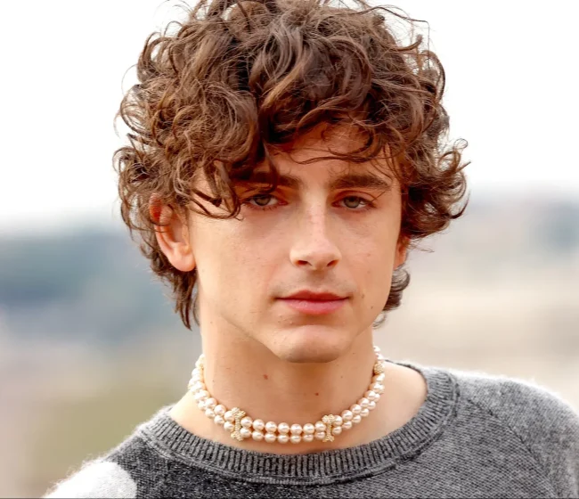 1440932637 Quelle: https://www.vogue.de/mode/artikel/timothee-chalamet-trend-genderfluider-schmuck